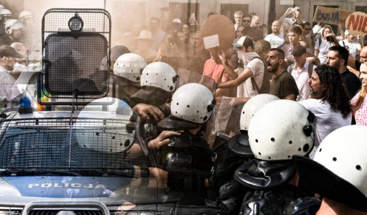 STRAŠNO!!! Ponoš: Upotrijebio si zvučni top, pucao si na narod koji mirno protestuje