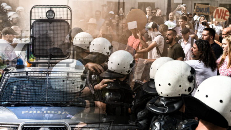 STRAŠNO!!! Ponoš: Upotrijebio si zvučni top, pucao si na narod koji mirno protestuje