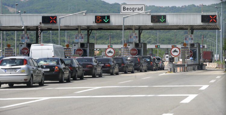 Snimak sa naplatne rampe koji deli cela Srbija i viče „pumpaj“: Obavezno upalite ton