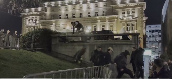 „Studenti“ izgleda ne žele da uče: Preskakanje ograde i bežanje iz kampa