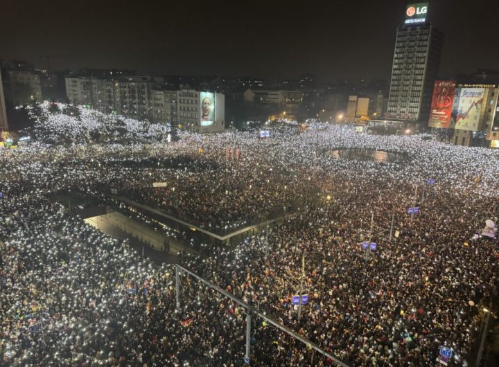 VIDEO „Policija po komandi bježi sa ulice tik pred zvučni udar!“ Objavljen snimak sa protesta koji dokazuje šta se stvarno desilo
