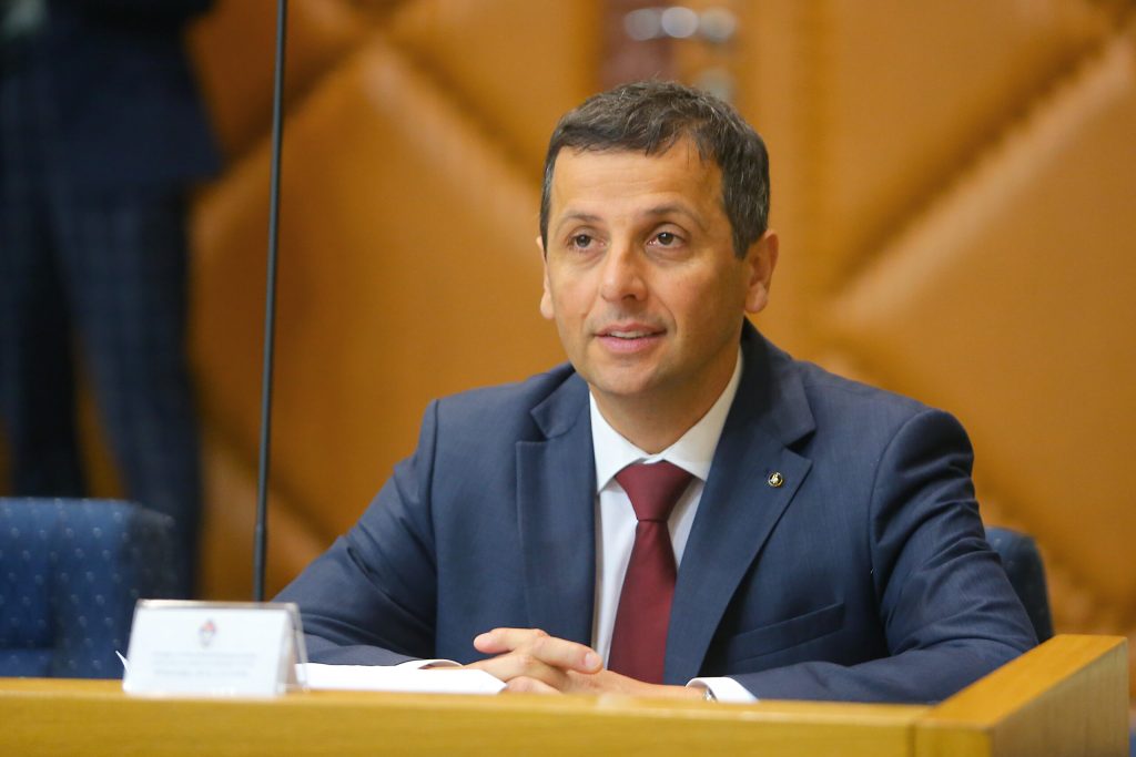 (VIDEO, FOTO) Nebojši Vukanoviću ZAPALJEN AUTOMOBIL ispred porodične kuće