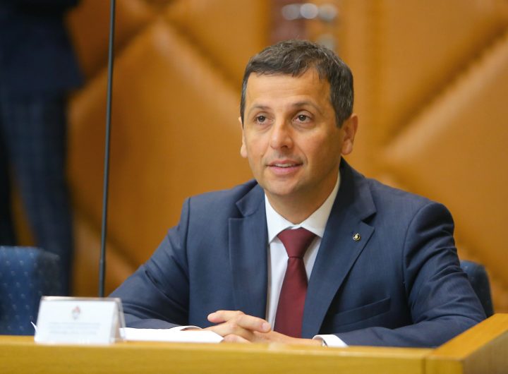 (VIDEO, FOTO) Nebojši Vukanoviću ZAPALJEN AUTOMOBIL ispred porodične kuće