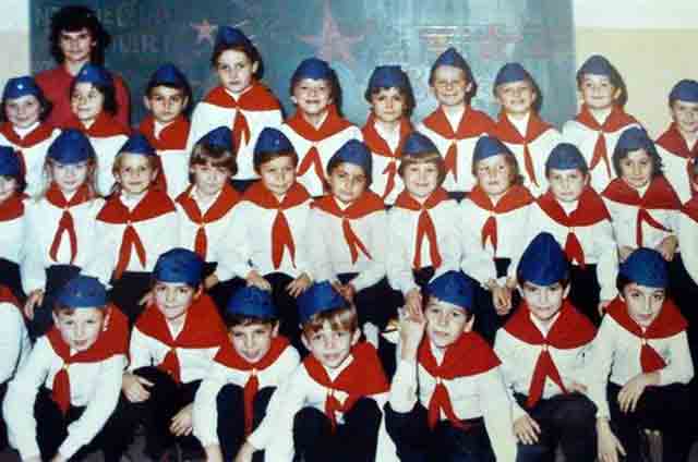 BEZ NJE SE U JUGI NIJE MOGAO NI ZAMISLITI POLAZAK U ŠKOLU, KUPOVALI JE MILIONI! Imao je svaki đak, a niko ne zna da ju je osmislio otac ove poznate Srpkinje