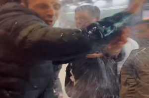 Ovo je trenutak kada su Nišlije gradonačelnika Dragoslava Pavlovića polile vodom i gađale jajima VIDEO