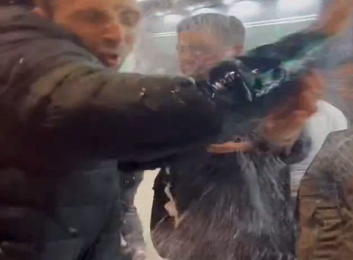 Ovo je trenutak kada su Nišlije gradonačelnika Dragoslava Pavlovića polile vodom i gađale jajima VIDEO