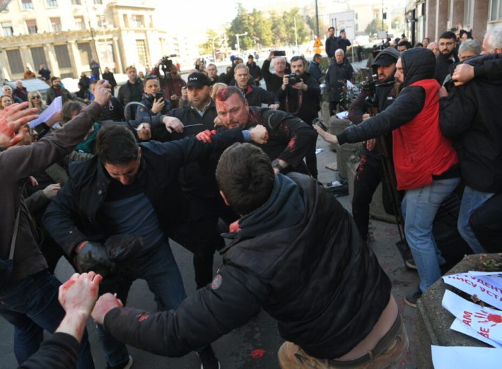 BLOG UŽIVO Haos ispred Skupštine Beograda: Policija odvela više osobe, građani krenuli u poteru za njima, opkolili maricu VIDEO