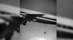 ČUVENA SLIKA dečaka koji PADA IZ AVIONA U LETU krije zastrašujuću istinu koja je MORILA RODITELJE do groba: Zbog želje da mu UBIJU DUH, ‘pogurali’ su ga u užasnu smrt